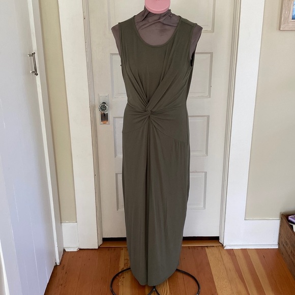 T‎ Tahari Medium - Picture 1 of 5